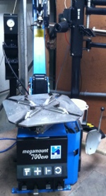 Tyre removal machine